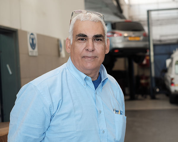 דוד מנהל מחלקת מכונאות